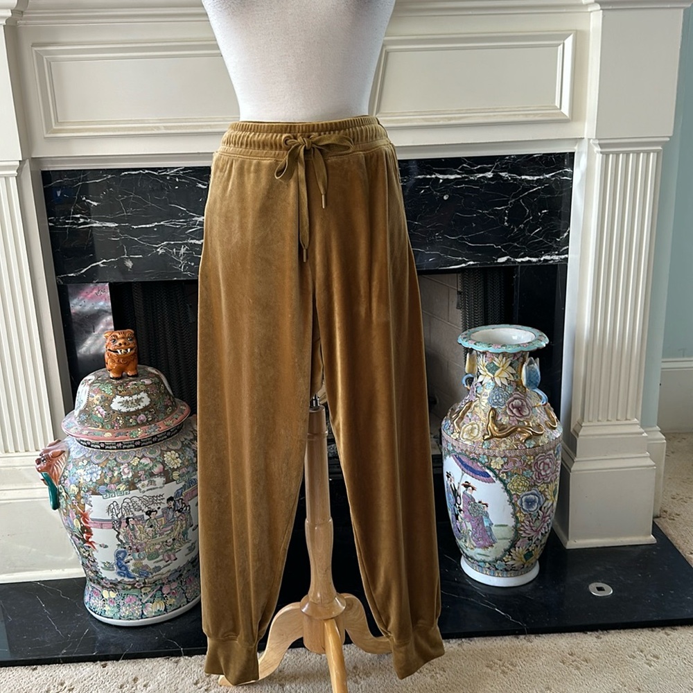 NWT “Offline” gold velour joggers w/ zipper pockets